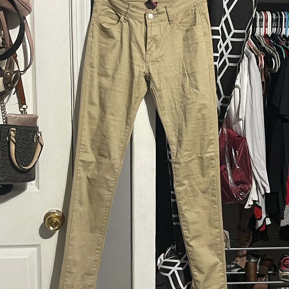 Khaki jeans .